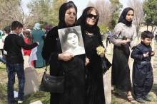 Des Kurdes irakiens visitent le 16 mars 2019 un cimetière à Halabja, dans le nord de l'Irak, pour le 31e anniversaire de l'attaque chimique lancée par Saddam Hussein contre cette ville