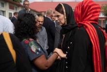 La Première ministre néo-zélandaise Jacinda Ardern (c) rencontre une représentante d'un centre pour réfugiés à Christchurch le 16 mars 2019, après l'attaque de deux mosquées par un extrémiste de droit