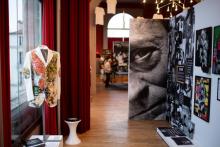 Des photos et objets d'art rassemblés pour l'exposition "Art Tribute", rétrospective consacrée à Maurice Renoma et à la contre-culture, le 7 mars 2019 à Boulogne-Billancourt, près de Paris