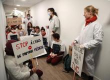 Des militantes féministes ont envahi le siège de l'Ordre des médecins pour réclamer des sanctions contre les responsables du syndicat des gynécologues Syngof, qui a brandi la semaine dernière la menac