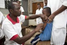 Un enfant se fait vacciner contre la rougeole à Anivorano, le 27 février 2019 à Madagascar