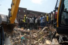 Les secouristes en action sur le site de l'immeuble effondré le 13 mars 2019 à Lagos