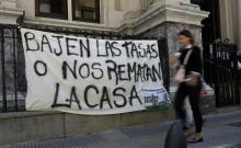 Une bannière où se lit "des impôts plus faibles ou notre maison va être mises aux enchères" accrochée devant la Banque centrale du pays à Buenos Aires, le 27 mars 2019