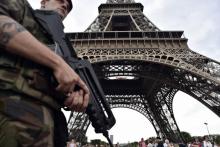 Un soldat de l'opération sentinelle, le 20 juillet 2016 près de la tour Eiffel à Paris