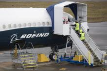 Des employés travaillent sur un 737 MAX 9 de Boeing à Washington le 12 mars 2019