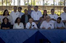 Carlos Tunnermann (c), membre de la plateforme d'opposition Alliance civique pour la justice et la démocratie (ACJD), lors d'une conférence de presse à Managua, le 18 mars 2019