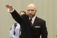 Anders Behring Breivik qui se fait désormais appeler Fjotolf Hansen, fait le salut nazilors de son procès en appel au tribunal à Skien en Norvège le 18 janvier 2017
