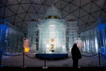Une touriste visite une réplique miniature en glace de la Basilique Saint-Pierre de Rome, en Slovaquie le 27 février 2019