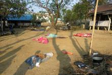 Les corps de policiers tués et recouverts d'un drap dans une attaque rebelle dans l'Etat Rakhine en Birmanie, le 10 mars 2019