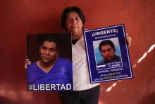 Lylliam Ruiz tient des photos de son fils Hanssel Vázquez, journaliste, emprisonné pour avoir manifesté contre le pouvoir du président Ortega, le 6 mars 2019 à Managua, au Nicaragua