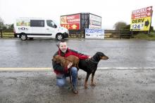 Neill McCourt, propriétaire d'un centre de soins pour chiens, pose le 4 mars 2009 sur la frontière entre l'Irlande et l'Irlande du Nord. Les marques blanches sur la route sont côté britannique et les 