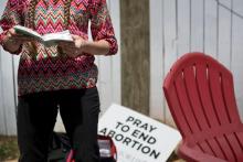 Une militante anti-avortement le 5 avril 2018 devant la dernière clinique pratiquant l'avortement dans l'Etat du Mississippi, à Jackson.