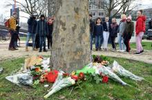 Des adolescents déposent des fleurs sur le site de la fusillade qui a fait trois morts lundi 18 mars 2019 à Utrecht, aux Pays-Bas