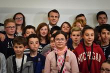 Emmanuel Macron pose pour une "photo de classe" à Beaupréau-en-Mauges dans le Maine-et-Loire, le 28 mars 2019