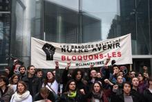 Des étudiants et lycéens manifestent devant le siège de la Société Générale, le 15 mars 2019 à La Défense