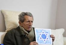 Simon Vrusho, professeur chrétien qui a fondé le "Musée Salomon", seul musée juif d'Albanie, lors d'un entretien avec l'AFP le 6 février 2019 à Bérat, quelques jours avant d'être emporté par une crise