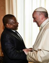 Le pape François salue le président du Mozambique, Filipe Nyusi, à son arrivée le 14 septembre 2018 pour une visite officielle de deux jours au Vatican