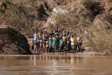 Sur les rives de la rivière Buzi au Mozambique, des rescapés du cyclone Idai dans l'attente de l'aide arrivée par les eaux, le 26 mars 2019