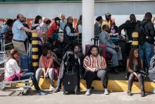 Des passagers bloqués par une grève devant l'aéroport international de Nairobi le 6 mars 2019.