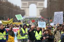 Des gilets jaunes manifestent à Paris, le 9 mars 2019