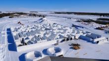 Des gens se perdent dans un grand labyrinthe de neige, devenu une vraie attraction touristique, le 3 mars 2019 à St. Adolphe, près de Winnipeg, au Canada