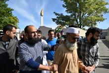 Des membres de la communauté musulmane quittent la mosquée al-Nour de Christchurch après sa réouverture, le 23 mars 2019