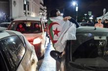 Des Algériens manifestent leur joie dans les rues d'Alger le 11 mars 2019 après l'annonce par le président Abdelaziz Bouteflika qu'il renonce à un 5e mandat