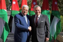 Photo distribuée par l'Autorité palestinienne montrant le président palestinien Mahmoud Abbas (G) et le roi Abdallah II de Jordanie, le 18 décembre 2018 à Amman