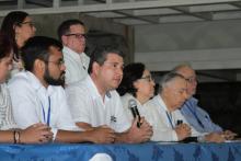 Le leader d'opposition nicaraguayen Juan Sebastien Chamorro (avec le micro) s'exprime pendant une conférence de presse à Managua, le 28 mars 2019