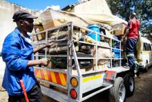 Des transporteurs de vivres sud-africains déchargent un convoi arrivé au Zimbabwe, le 19 février 2019 à Bulawayo