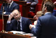 Edouard Philippe regarde le ministre de l'Intérieur Christophe Castaner à l'Assemblée nationale le 5 mars 2019