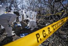 Du personnel médico-légal travaille à l'exhumation de restes humains à Huitzuco de los Figueroa, le 21 janvier 2019
