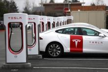 Une voiture Tesla fait le "plein" d'électricité le 30 janvier 2019 à Petaluma (Californie)