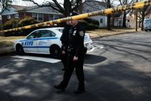 Des policiers devant le domicile de Francesco "Franky Boy" Cali, chef du clan mafieux Gambino, le 14 mars 2019 à Staten Island, à New York