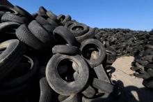 Des pneus usagés sur un site de stockage, qui seront évacués pour le compte de l'association Recyval