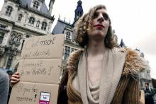 Un transgenre défile à Paris lors de la 16e Existrans, le 20 octobre 2012