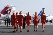 Des hôtesses de la compagnie russe Aeroflot sur le tarmac de l'aéroport du Bourget près de Paris, le