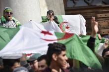 Des étudiants algériens manifestent à Alger le 5 mars 2019, une dizaine de jours après le début d'un mouvement de contestation inédit contre le président Abdelaziz Bouteflika qui se présente à un 5e m