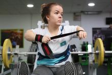 La championne paralympique d'haltérophilie Alina Solodukhina, 25 ans, s'entraîne à Almaty (Kazakhstan) le 20 mars 2019
