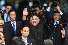 Le leader nord-coréen Kim Jong Un (c) salue la foule à la gare de Dong Dang au Vietnam, le 2 mars 2019