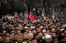 Des centaines de manifestants ont organisé le 16 mars 2019 à Istanbul des funérailles symboliques en hommage aux 49 victimes de l'attaque contre deux mosquées la veille à Chritschurch en Nouvelle-Zéla
