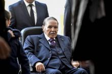 Le président algérien Abdelaziz Bouteflika dans un bureau de vote à Alger le 23 novembre 2017