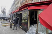 Le restaurant Fouquet's au Champs-Elysées, détérioré lors de la manifestation des "gilets jaunes" le 16 mars 2019