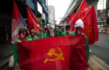 Des membres du mouvement communiste aux Philippines manifestent pour la reprise des pourparlers de paix avec le gouvernement, le 25 mars 2019 à Manille