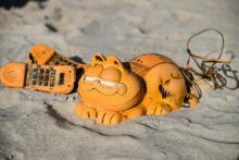 Un téléphone Garfield échoué sur le sable de Bretagne, le 28 mars 2019
