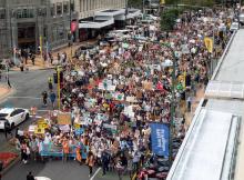 Les lycéens et étudiants manifestent pour sensibiliser au changement climatique, le 15 mars à Wellington
