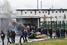 Des gardiens de prison manifestent devant la prison d'Alençon/Condé-sur-Sarthe, mercredi 6 mars 2019