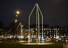 Deux des six fontaines lumineuses en cristal et bronze de 13 mètres de haut des frères Ronan et Erwan Bouroullec, le 12 mars 2019 sur le rond-point des Champs-Elysées, à Paris