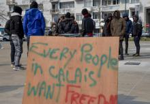 "Tout le monde à Calais veut la liberté" est-il inscrit sur cette pancarte présente dans un rassemblement de soutien aux migrants, à Calais, le 31 mars 2019
