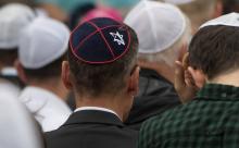 Des hommes coiffés d'une kippa participent à un rassemblement contre l'antisémitisme, le 14 mai 2018 à Berlin
